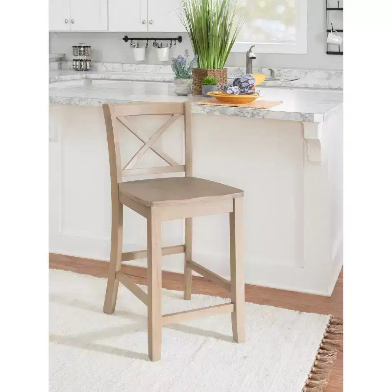 Tabouret de bar à hauteur de comptoir 24 po en bois massif traditionnel à dossier en X, finition délavée grise