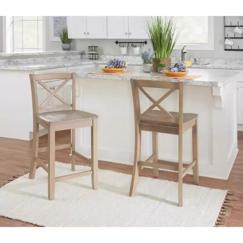 Tabouret de bar à hauteur de comptoir 24 po en bois massif traditionnel à dossier en X, finition délavée grise