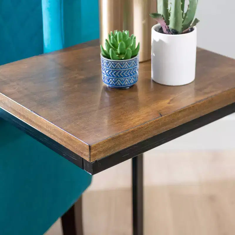 Table d'appoint de style traditionnel en noyer et cadre en métal noir vieilli à la main