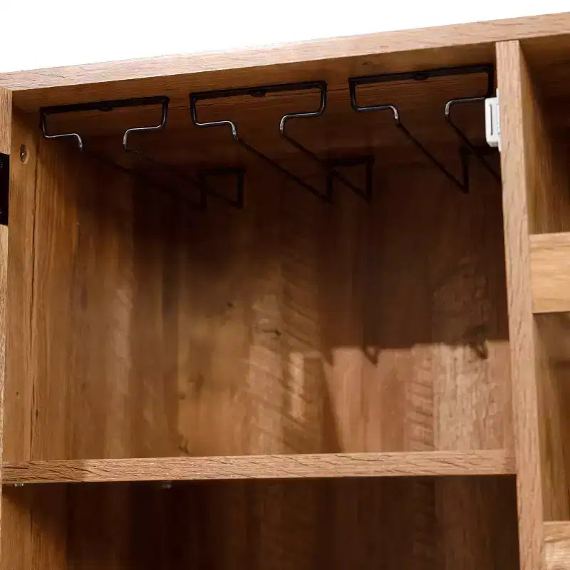 Bar classique et buffet avec armoire à porte simple de style Shaker, rangement suspendu pour verres et étagères ouvertes pour bouteilles