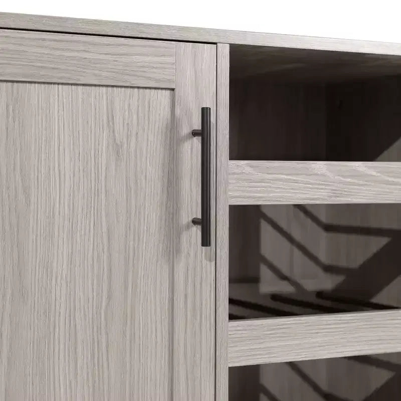 Bar classique et buffet avec armoire à porte simple de style Shaker, rangement suspendu pour verres et étagères ouvertes pour bouteilles